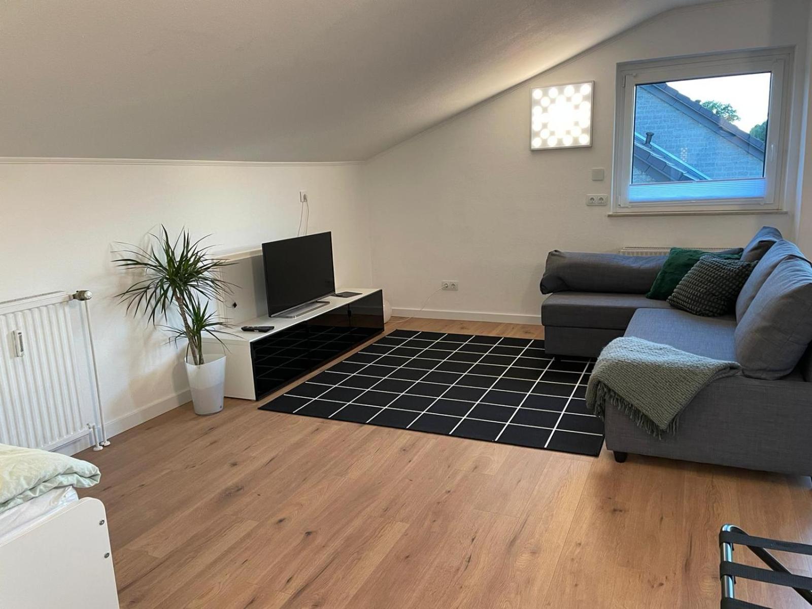 --Renoviert-- Ruhige 1-Zimmer Einliegerwohnung Mit Kueche Und Bad In Grossburgwedel Exterior photo